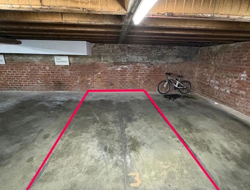                                         Garage en sous-sol à vendre à Uccle, € 25.000
