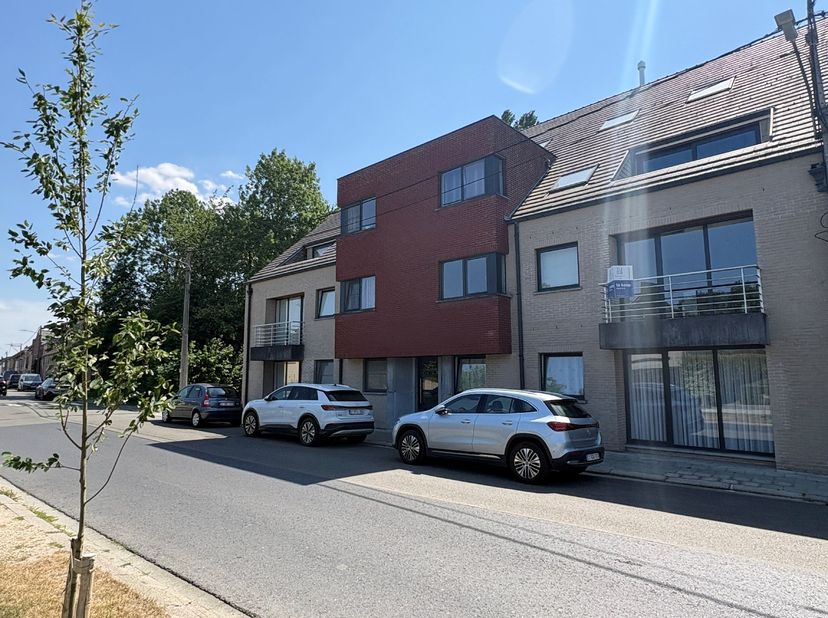 Dit ruim appartement is gelegen op de 1ste verdieping en heeft een bewoonbare oppervlakte 92 m².<br />
Het appartement heeft volgende indeling: inkomh