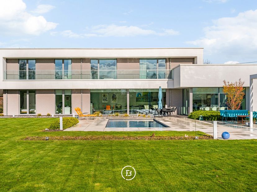 In een rustige en groene omgeving in Brakel bevindt zich deze moderne villa waar comfort, rust en hedendaagse luxe samenkomen. Een woning waar binnen