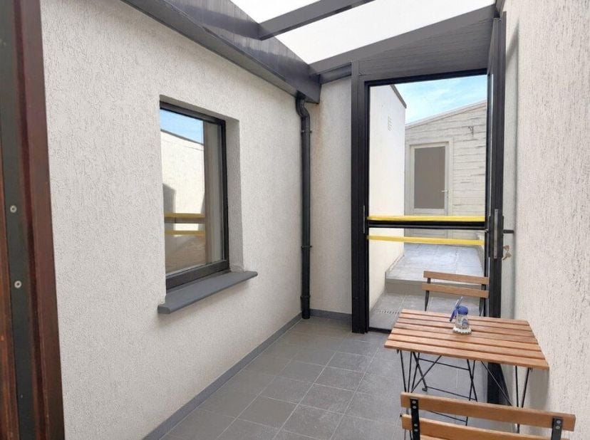 Ontdek deze volledig gerenoveerde, instapklare woning op wandelafstand van winkels, het centrum en het station. De woning beschikt over een inkomhal,