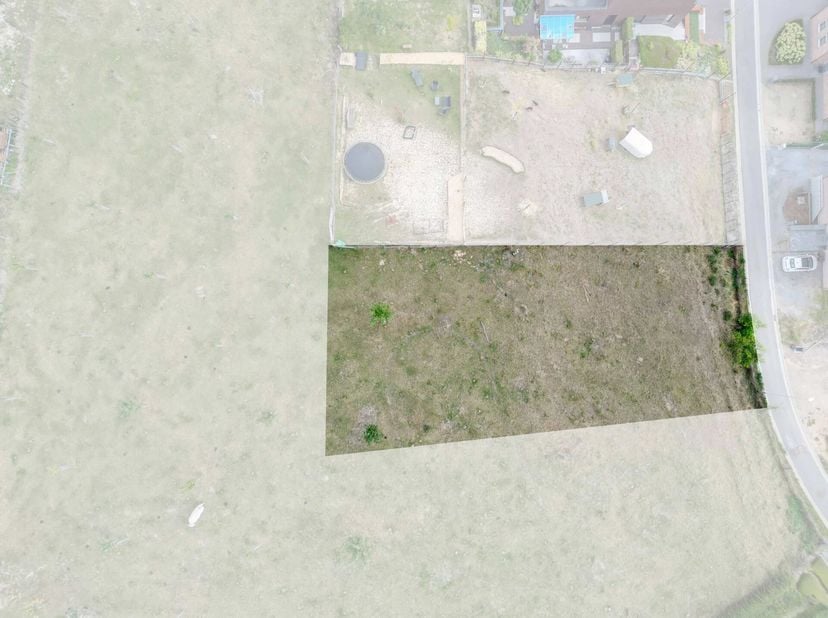 Deze ruime grond ligt in de rustige Pluimerssteeg in het landelijke Groot-Gelmen. De bouwgrond is 8a 92ca groot en ligt op een talud. De verkavelingsv