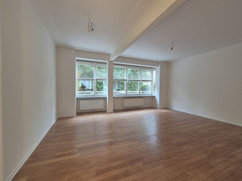 1ERE OCCUPATION après rénovation - Proximité Lycée Français, maison 2 façade offrant une superficie habitable de 220 m2 comprenant un agréable salon a