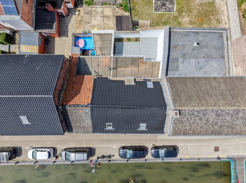 <br />
We vinden deze gerenoveerde rijwoning terug in de Schipstraat ter hoogte van nummer 8 te Zoutleeuw. Over de ligging kunnen we niet anders dan l