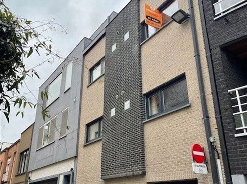 Nous vous proposons un véritable appartement de ville à 200 mètres du centre historique de Gand, caché dans une petite rue calme, très proche du Grave