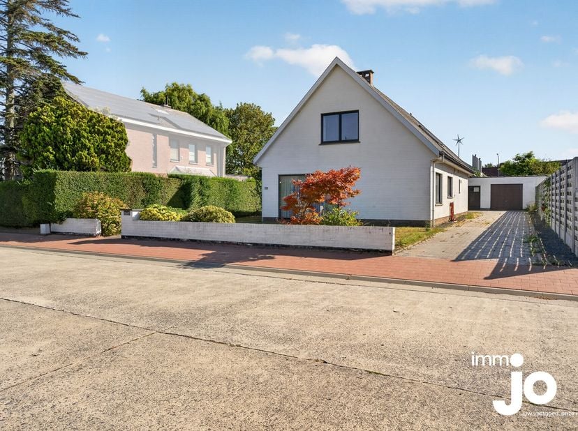 Op een rustige en aangename locatie in Stene, Oostende, bevindt zich deze bijzonder ruime villa/bungalow met een bewoonbare oppervlakte van maar liefs