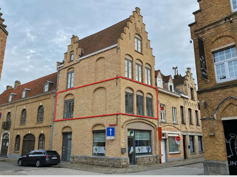 Te huur in Centrum Ieper. Studio met ruime woonkamer, ingerichte keuken en badkamer. 1 slaapkamer aanwezig. <br />
<br />
Wenst u een bezoek ter plaat