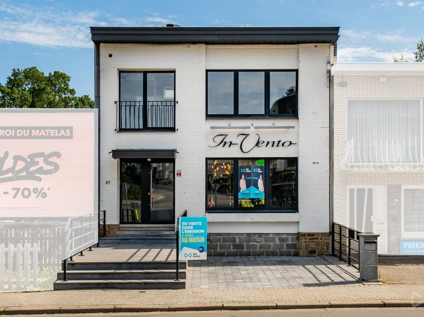 We Invest Malmedy presenteert u dit gemengd gebruikspand, ideaal gelegen aan de Avenue Reine Astrid in Heusy, een bekend adres met uitstekende zichtba