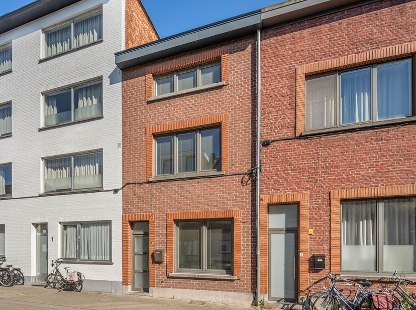 Deze mooie woning onderging in 2019-2020 een totaalrenovatie en werd steeds goed onderhouden. De woning is aldus instapklaar en is bovendien vrij bij