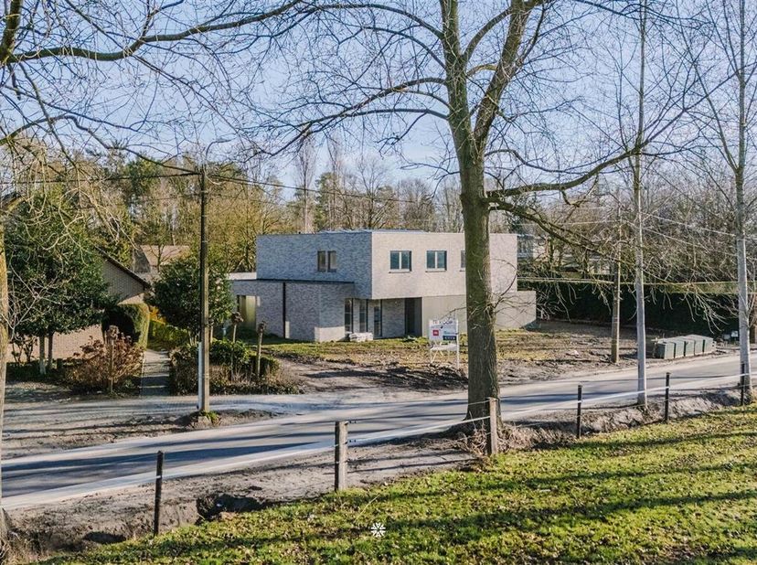 SINT-NIKLAAS - In deze residentiële omgeving, genesteld in het groene binnengebied tussen Sint-Niklaas en Temse-Velle kan u deze laagbouw half-open ko