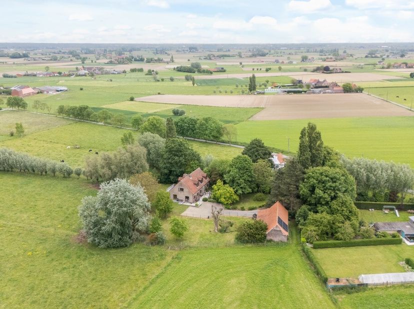 [[ DIT PAND NEEMT DEEL AAN DE ERA OPEN HUIZEN DAG OP 19/9 VAN 16:00 TOT 17:00 ]] Te koop: ruime villa in Aarsele, gelegen in de rustige Haantjesstraat