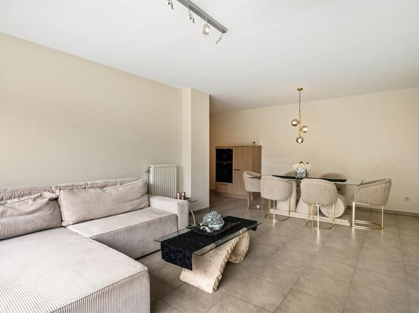Gelegen in het hart van Tielt-Winge, in het groene Hageland, geniet dit appartement van een rustige ligging met tal van wandel- en fietsmogelijkheden.