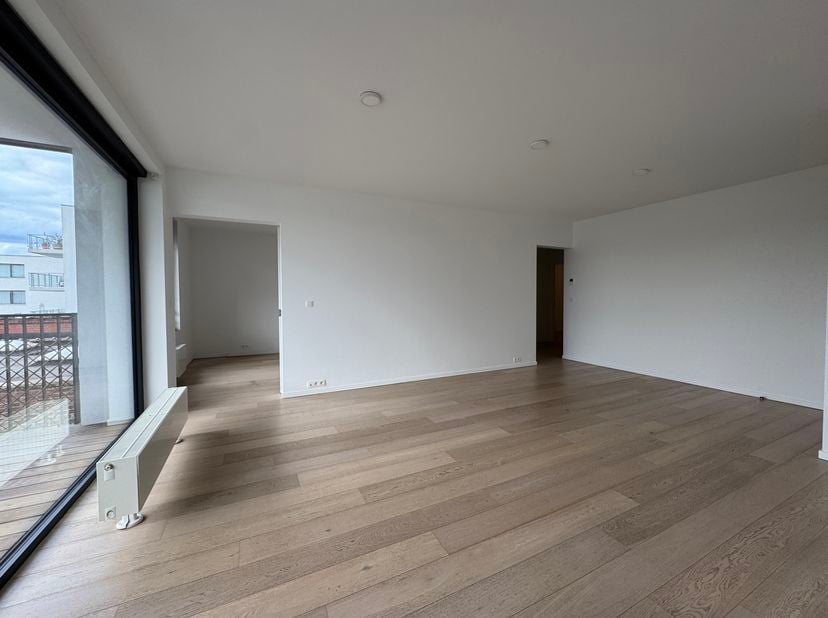 Forest, sur la célèbre Avenue Van Volxem, nous vous proposons ce bel appartement deux chambres situé au 1er étage d'une construction récente de 2018.