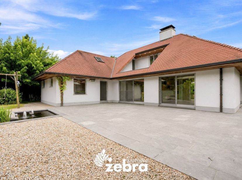 IN OPTIE!!<br />
<br />
Op het einde van een doodlopende straat ligt deze verzorgde villa in een rustige woonomgeving.<br />
<br />
Via de inkomhal me