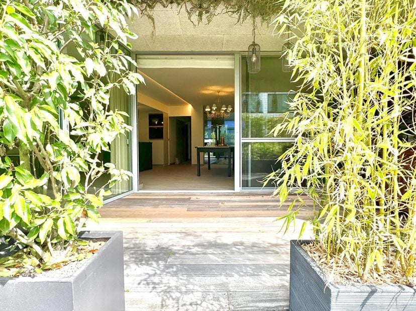Ruim appartement te centrum Waregem nabij alles wat men nodig heeft, op wandelafstand van winkels, scholen en openbaar vervoer.<br />
Indeling: inkomh