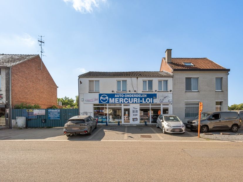 Bent u op zoek naar een eigendom met tal van mogelijkheden? Dan zal dit veelzijdige pand u ongetwijfeld weten te verrassen. Dit unieke geheel combinee