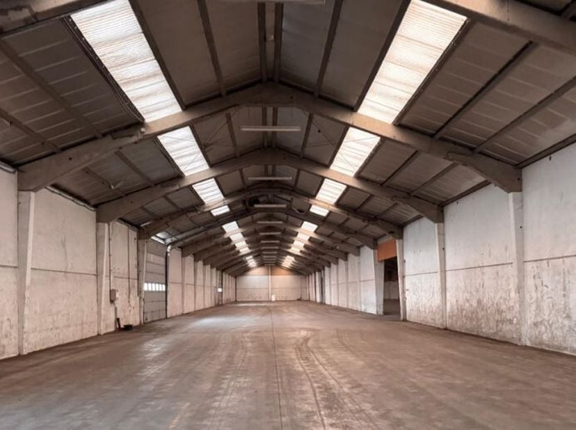 Deze ruime KMo-unit in Rumbeke biedt een uitstekende logistieke oplossing voor opslag, distributie en e-commerce activiteiten. De robuuste betonstruct