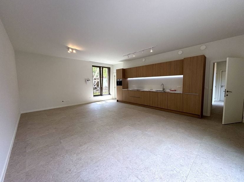 Bent u op zoek naar een instapklaar en modern appartement op een uitstekende locatie? Dit nieuwbouwappartement combineert comfortabel wonen met een ru