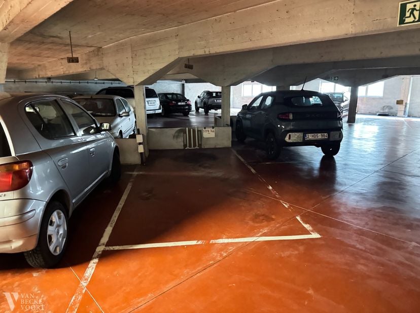 Garage te huur in Aartshertoginnestraat 23 bus 246,
                    8400 Oostende