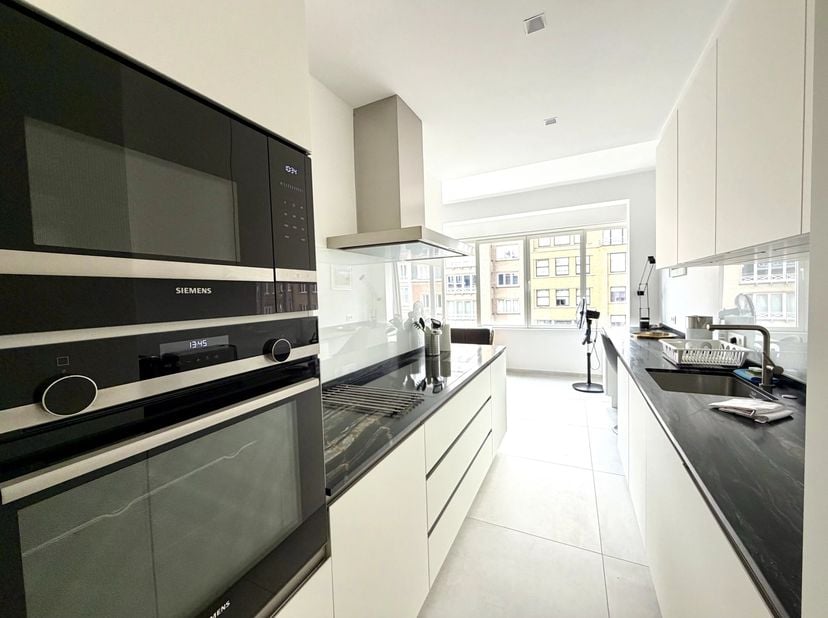 Gepresenteerd door Debora Peruch Tel : 0476/71.28.17 ou debora.peruch@victoire.be<br />
Victoire Junot stelt u graag dit elegante appartement met 2 sl