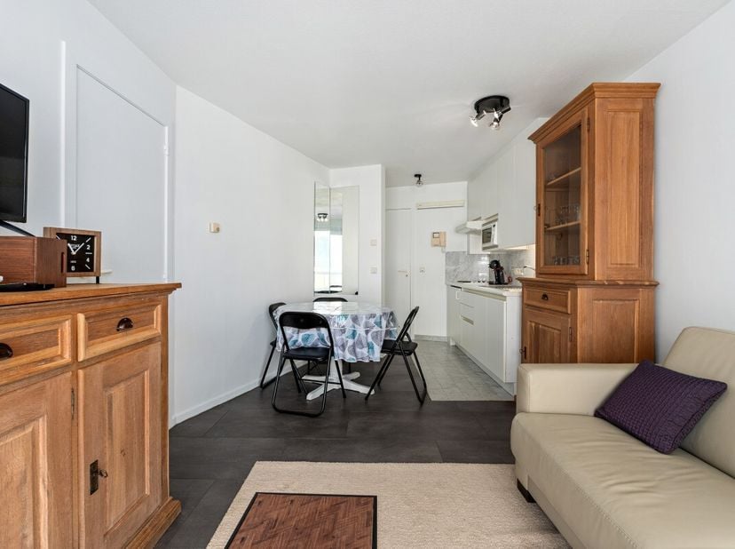Instapklaar appartement in Koksijde, vlak bij de zeedijk en het centrum. Dit verzorgd appartement combineert een uitstekende ligging met een praktisch