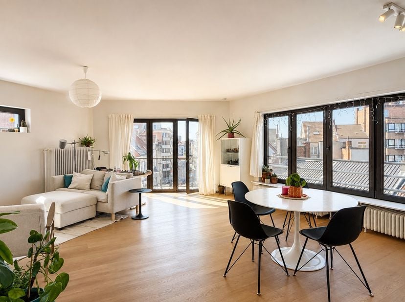 Dit aantrekkelijke, instapklare dakappartement met 2 slaapkamers is gelegen op de vierde verdieping van de residentie 'Isola' en is gelegen op een 200