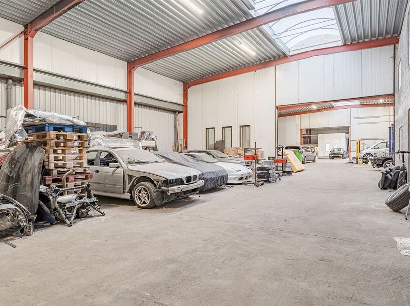 Polyvalente industriehal van ca. 959 m² op strategische ligging in Sint-Truiden.<br />
Uitgerust met 2 autobruggen en professionele spuitcabine, ideaa
