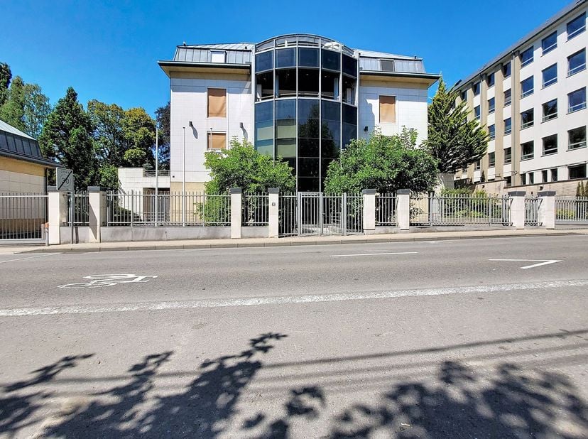W Immobilière vous propose à la location ce magnifique penthouse d'exception, idéalement situé à seulement 5 minutes à pied de la gare d'Arlon et à pr