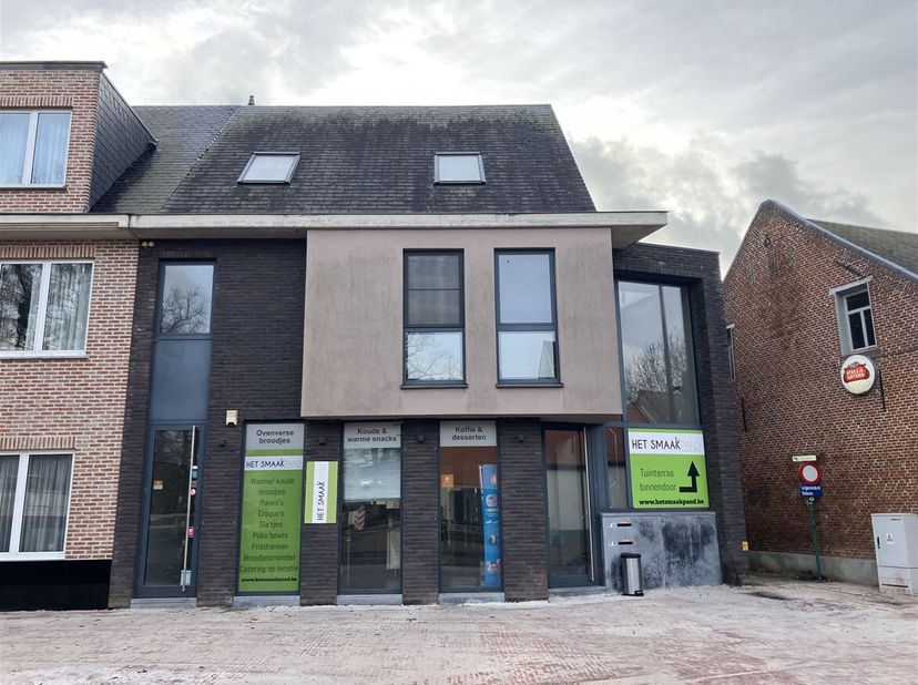 HANDELSRUIMTE TE HUUR OP CENTRALE LOCATIE IN OLEN-CENTRUM<br />
Deze handelsruimte is gelegen op een uitstekende locatie in het centrum van Olen, pal