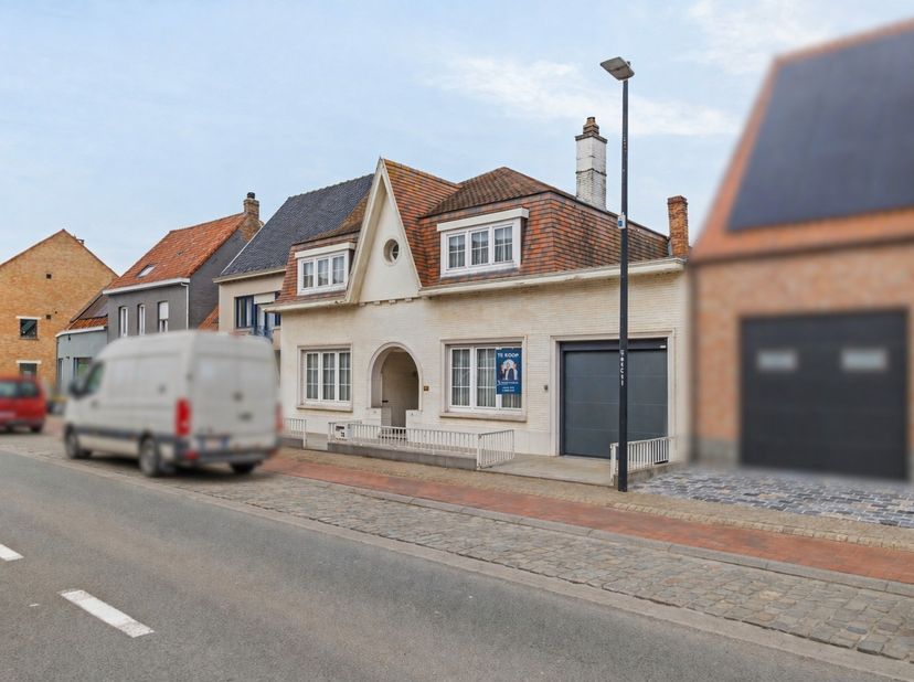 Bent u op zoek naar een woning die u volledig naar eigen smaak kan vormgeven? Deze te renoveren woning op een mooi perceel van 589 m² biedt tal van mo