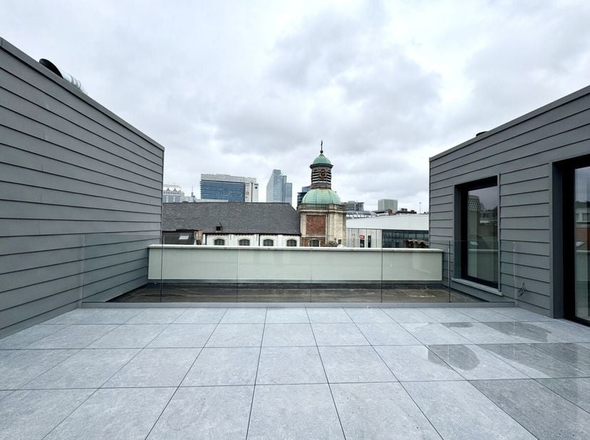 Op slechts 10 minuten lopen van de Grote Markt ligt dit appartement van 171 m² op de 4de en bovenste verdieping met lift van een gebouw dat uitgebreid