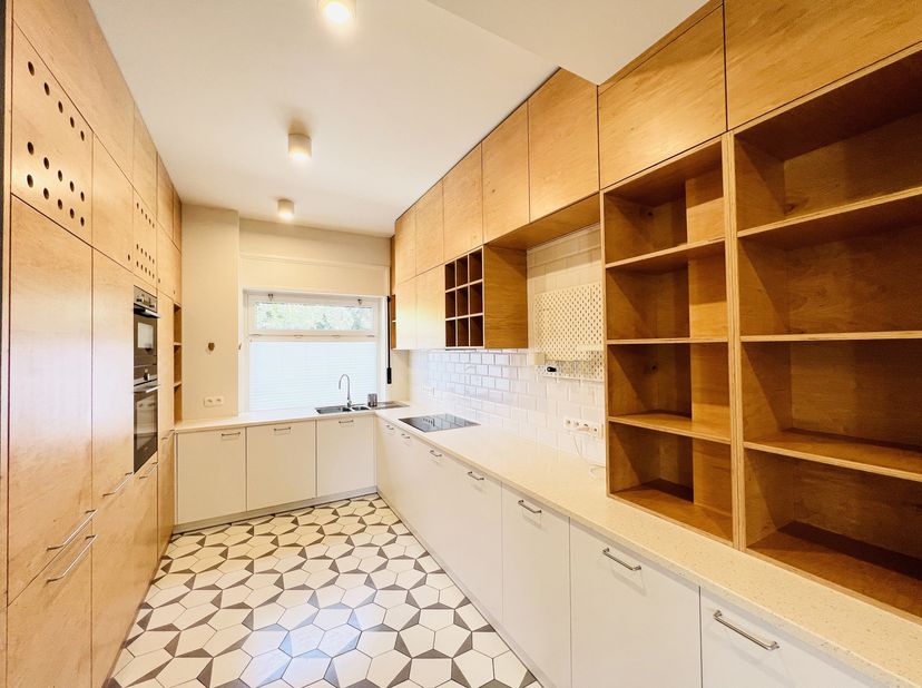 WOLUWE-SAINT-LAMBERT, ideaal gelegen vlakbij Tomberg, en in de buurt van Montgomery en Woluwe Shopping, in een rustige en aangename straat, prachtig H