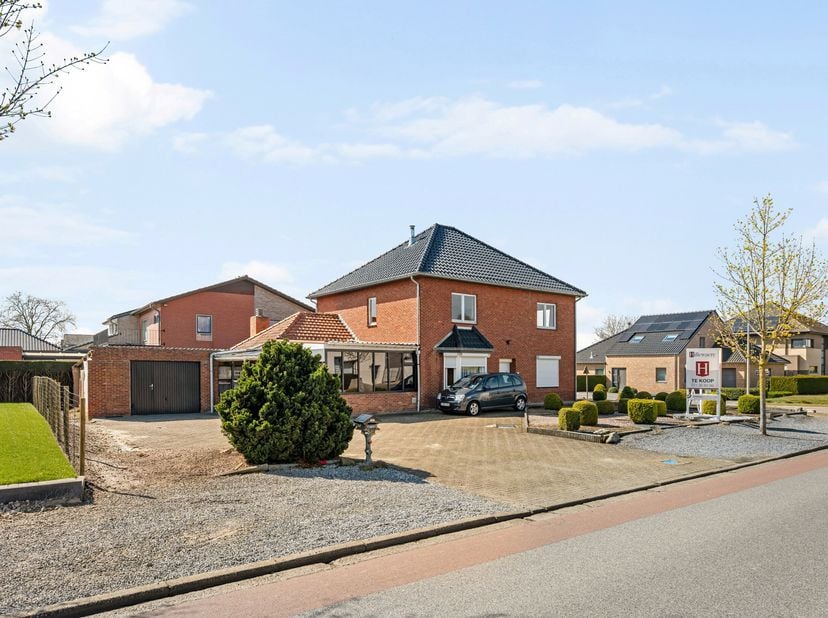 Deze woning biedt een mooie kans voor wie op zoek is naar een huis dat volledig naar eigen smaak gerenoveerd kan worden. Dankzij de ruimte en indeling