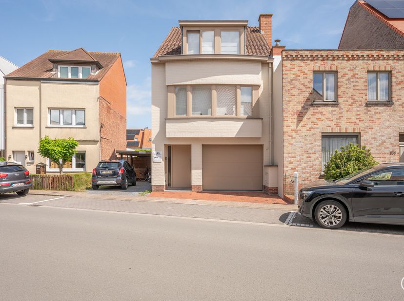 Deze perfect onderhouden ruime bel-étagewoning biedt alle comfort vlakbij het centrum van Knokke.<br />
Op het gelijkvloers bevinden zich een grote ga