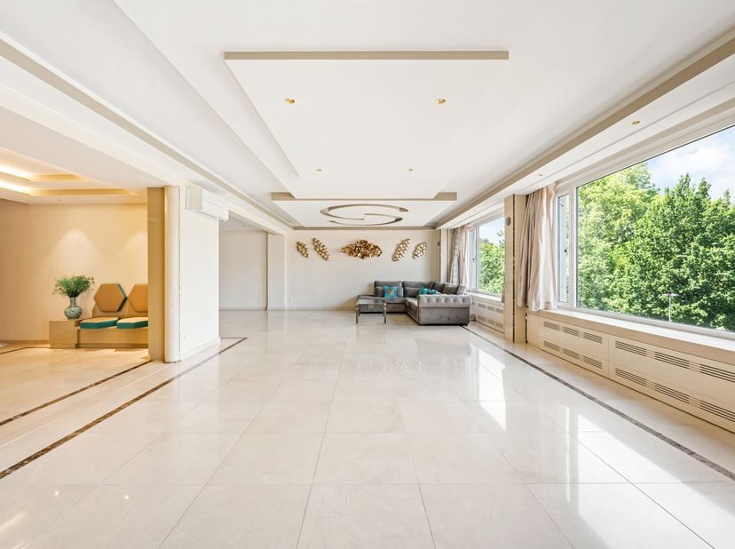 Uitzonderlijk ruim en luxueus appartement met zicht op het stadspark. Dit exclusieve appartement beschikt over 4 volwaardige slaapkamers en 3 badkamer