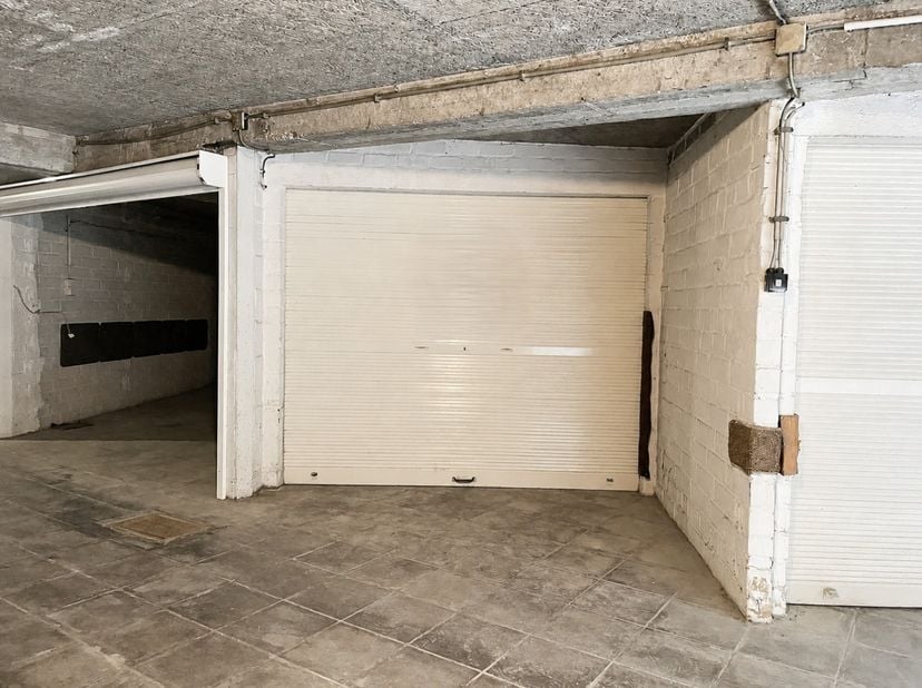 Garage individuel situé au niveau -1, en plein centre de Nieuwpoort-Bad, à quelques pas de la mer, des commerces, des restaurants et des transports en