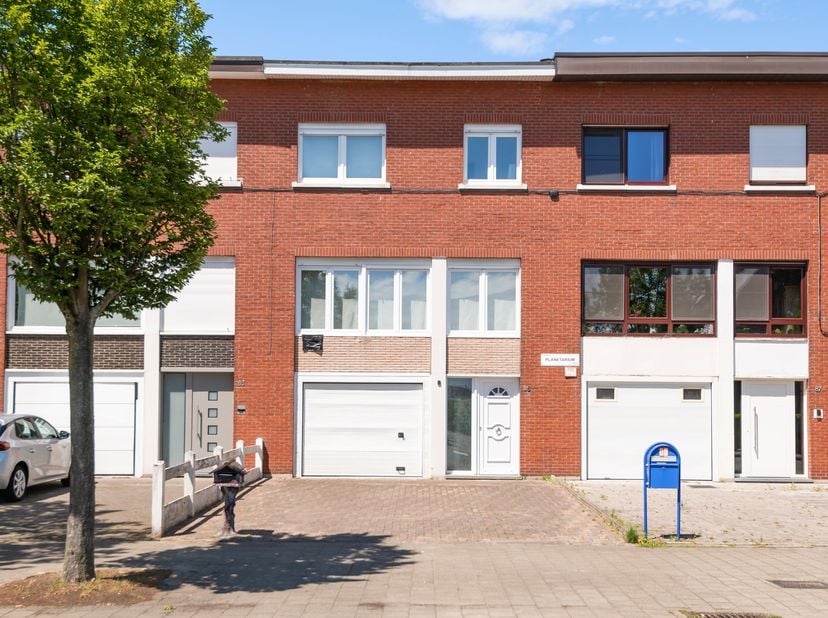 In de geliefde en kindvriendelijke wijk Neerland te Wilrijk bevindt zich deze charmante woning met een uitstekende ligging. Dankzij de centrale locati