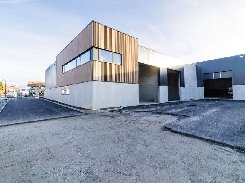 13 espaces disponibles à la location sur ce projet tout neuf pour indépendants et PME.<br />
Espace intérieur aménageable en fonction de l'activité, e
