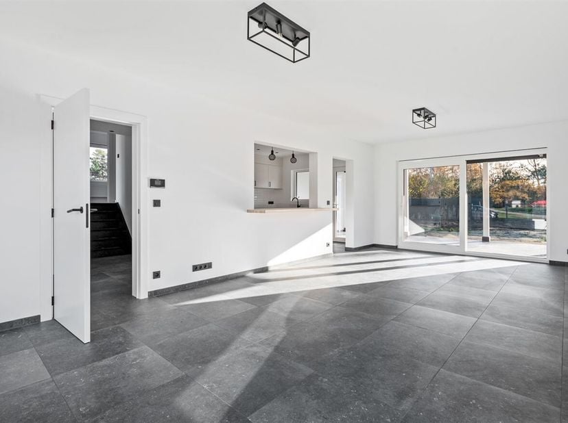 Deze jaren 70 woning werd volledig gestript en heropgebouwd tot een hedendaagse gezinswoning met het comfort van nieuwbouw. Structuur, technieken en a