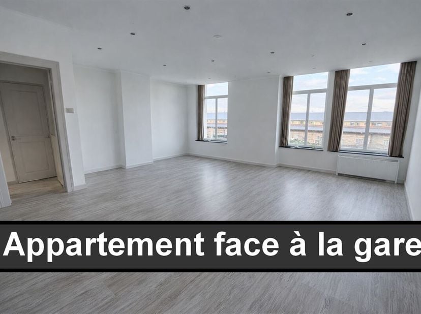 Appartement van 83 m² op de 1e verdieping van een kleine residentie, ideaal gelegen tegenover het station van Doornik.<br />
De woning bestaat uit een