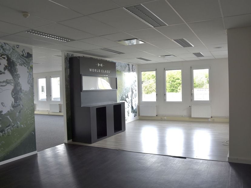 Immo leolux vous propose ce espace de bureau prêt à louer de +/-340m² aurez-de-chaussée d'un immeuble rénové avec de nombreuses possibilités. <br />