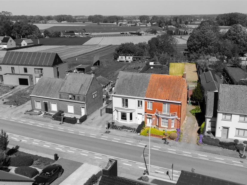 HALFOPEN TE RENOVEREN WONING OP 885 M² IN KANEGEM<br />
Deze halfopen woning is rustig gelegen in Kanegem op een perceel van maar liefst 885 m² met z