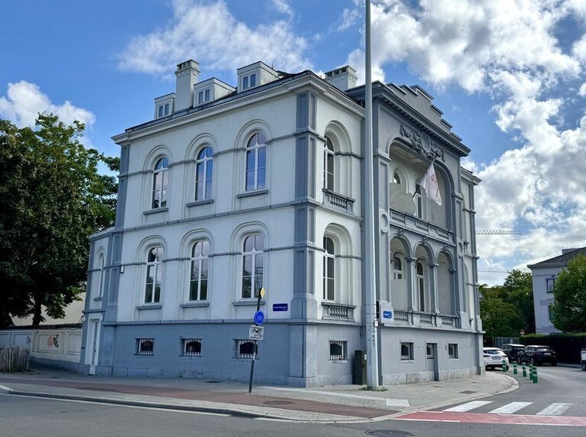 80m² kantoorruimte (terbeschikkingstelling) met 8 werkplekken<br />
Ligging: aan R12 met vlotte verbinding naar E19 en op wandelafstand van het statio