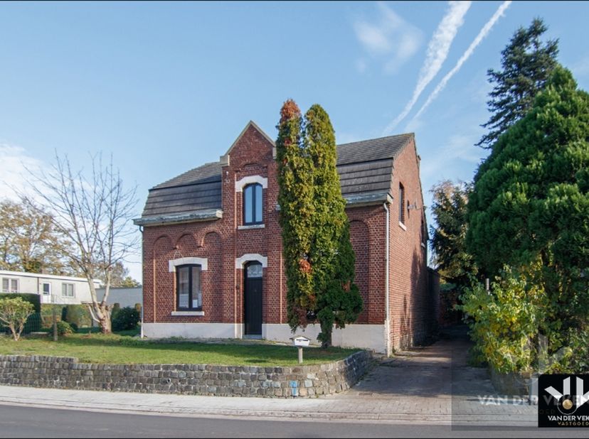 Karaktervolle, te renoveren woning op een perceel van ruim 12 aren. Ideaal gelegen nabij het centrum van Tongeren!&amp;nbsp;<br />
<br />
TROEVEN:<br />
•