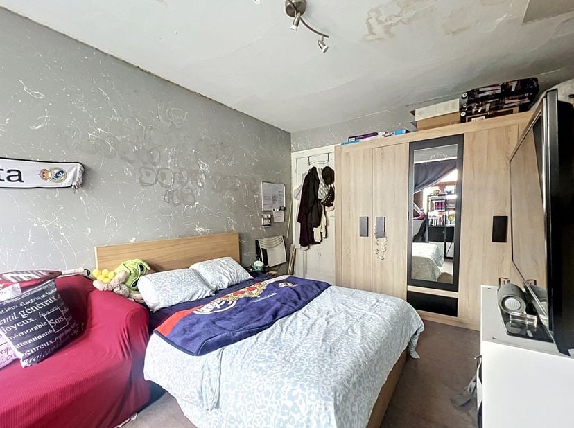 We Invest heeft het genoegen u deze prachtige duplex voor te stellen, gelegen op de bovenste verdieping van een kleine mede-eigendom zonder lasten. He