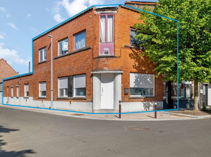 SINT-KRUIS  - STARTPRIJS – Voormalige HANDELSZAAK met afz. woongedeelte, CENTRAAL gelegen. Volledig te renoveren. De woonst omvat o.a. 3 slaapkamers,