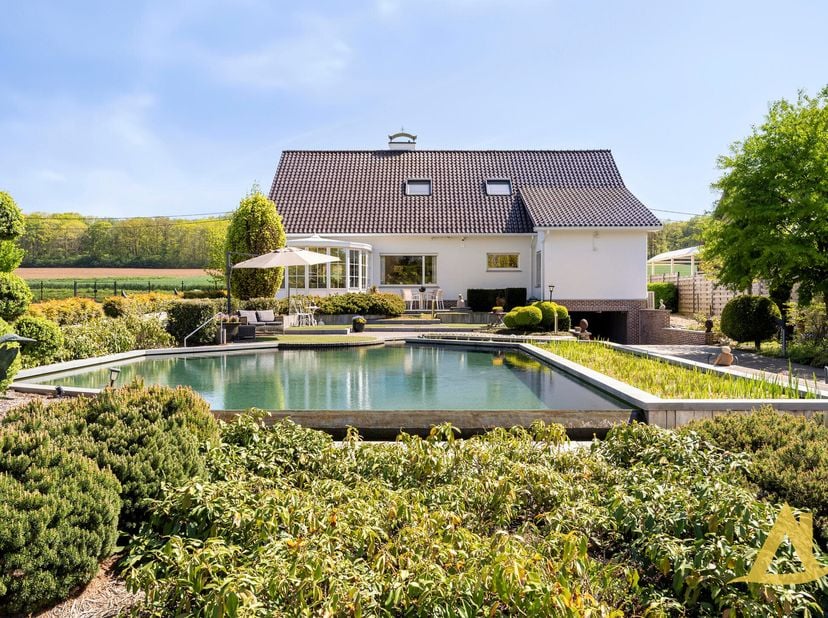 Deze uitzonderlijke villa, gebouwd in 1995, is gelegen op een prachtig perceel van maar liefst 10.516 m² en combineert ruimte, comfort en privacy. De