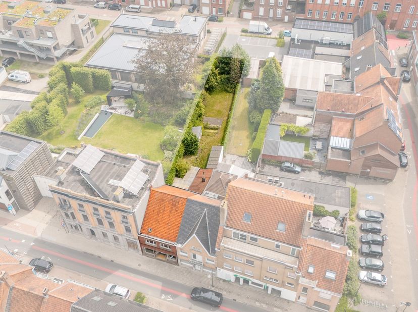 Bent u op zoek naar een ruime woning zonder renovatieverplichting? Deze goed onderhouden woning, gelegen nabij het centrum, combineert een gunstige li