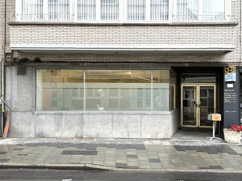 Ontdek dit stijlvol en instapklaar kantoor op een toplocatie in het centrum van Gent, op slechts 100 meter van het Oud Justitiepaleis. De ligging aan