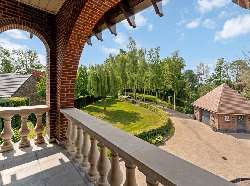 Cette villa impressionnante vous accueille avec une atmosphère de classe et de tranquillité, magnifiquement située sur un terrain de 3 241 m². Au mili