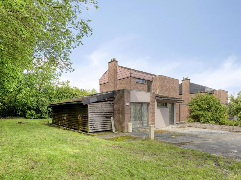 Bent u op zoek naar een woning met tal van mogelijkheden, gelegen op een uitzonderlijke locatie? Dan is deze charmante woning in Heverlee absoluut een